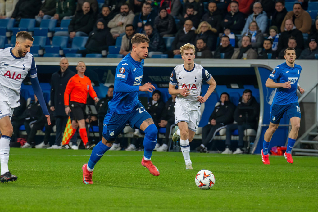 Fußball UEFA Europa League, Saison 2024/25, 7. Spieltag: TSG Hoffenheim gegen Tottenham Hotspur. Am Ball: Adam Hlozek (23, Hoffenheim) | Fußball UEFA Europa League, Saison 2024/25, 7. Spieltag: TSG Hoffenheim gegen Tottenham Hotspur. Am Ball: Adam Hlozek (23, Hoffenheim) - Realisiert mit Pictrs.com