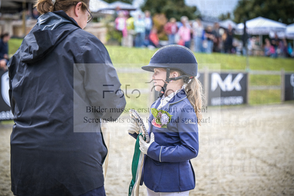 DOS_0377 | Entdecke hochwertige Reitturnierfotos von Foto Oger. Professionell, emotional und authentisch – jetzt Lieblingsmomente im Shop bestellen.Deutschlandweite Turnierfotografie. - Realisiert mit Pictrs.com