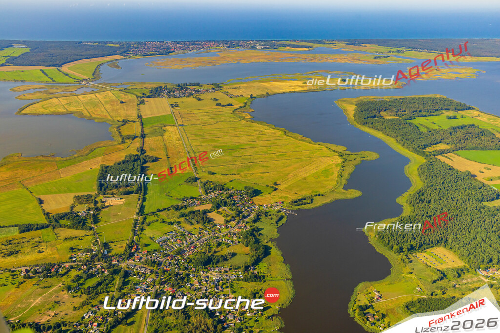 Bodden Pruchten Bild- Das Luftbild wurde 2025 vom UL-Flugzeug heraus erstellt ( keine Drohne bzw. Drohnenaufnahme ) - Hochauflösende Luftaufnahme -Nicht vergleichbar mit Google Maps oder Satelittenbilder- Die Geschenkidee !Mit Lizenz und Bildrechte bestellbar - CC