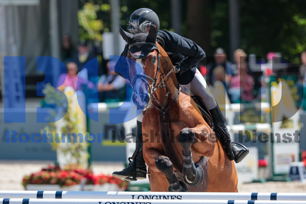 Longines Balve Optimum - Springen Samstag {date} -  | {headline}(Foto: Sebastian Sendlak / BOND) - Realisiert mit Pictrs.com