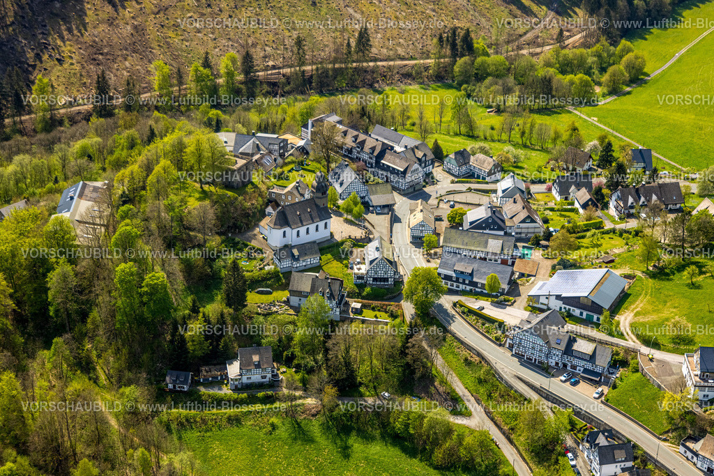 Schmallenberg240505658 | Luftbild, Burgruine Rappelstein und St. Hubertus Kirche, Wohnhäuser Astenstraße, Nordenau, Schmallenberg, Sauerland, Nordrhein-Westfalen, Deutschland