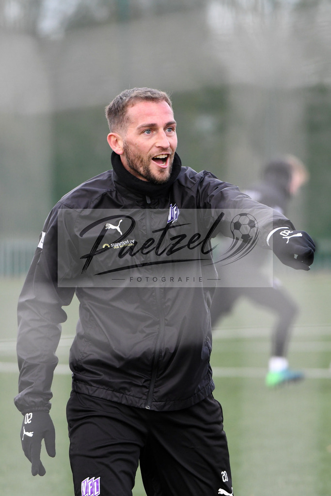 20200131_TRAOSN_0095 | Fußball, Herren: Marc Heider (VfL Osnabrueck) gestikuliert waehrend der Trainingseinheit des VfL Osnabrueck im Sportpark Illoshoehe am 31.01.2020 in Osnabrueck, Deutschland. - Realisiert mit Pictrs.com