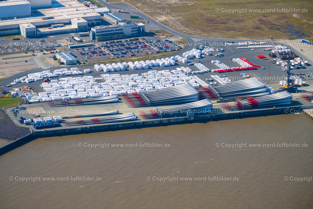 Cuxhaven_Siemens_Gamesa_Renewable_Energy_Windkraft_ELS_2855060423 | CUXHAVEN 06.04.2023 Lager- und Freiflächen der Windrad- Montage und Produktionsstätte im Industriegebiet des Siemens Offshore- Windturbinenwerk in Cuxhaven im Bundesland Niedersachsen, Deutschland. Beteiligte Firmen sind die ARCADIS Germany GmbH und Ballast Nedam nach Entwürfen der ARCHITEKTEN BRÜNING REIN. // Wind turbine assembly and manufacturing plant in the industrial area of Siemens Offshore-Windturbinenwerk in Cuxhaven in the state Lower Saxony, Germany. Foto: Martin Elsen