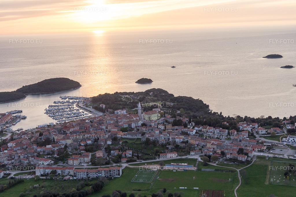 Vue aérienne: Vue de la ville à Vrsar dans le département Gespanschaft Istrien, Croatie. Photo: IMG_106475.jpg prise le 14/04/2018 par Werner Riehm/FLY-FOTO.eu – Résolution de l'original: 5472 x 3648 px