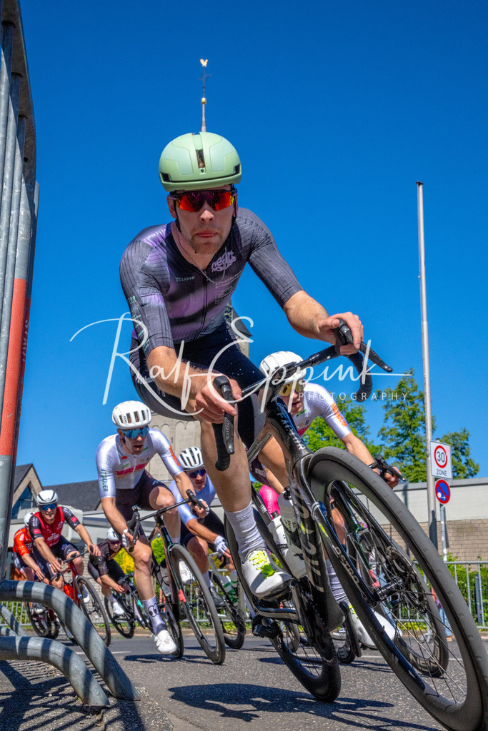 Spurt in den Mai 2026 - Großer Preis der Sparkasse Neuss | Annual one-day road cycling race "Großer Preis der Sparkasse Neuss" held in Büttgen, Germany, organized by VfR Büttgen 1912 e.V. The event features multiple races across all age categories from U11 youth to Elite men. - Realisiert mit Pictrs.com