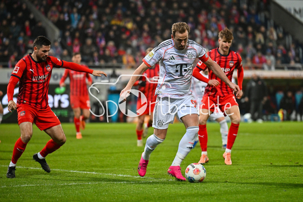 1. FC Heidenheim - FC Bayern München | HEIDENHEIM, GERMANY - 21. DECEMBER: im Duell Marnon BUSCH (1. FC Heidenheim 2) und Harry KANE (FC Bayern Munich 9) während dem Bundesligamatch zwischen dem 1. FC Heidenheim und dem FC Bayern München am 15. Spieltag in der Voith-Arena / DFL REGULATIONS PROHIBIT ANY USE OF PHOTOGRAPHS AS IMAGE SEQUENCES AND/OR QUASI-VIDEO