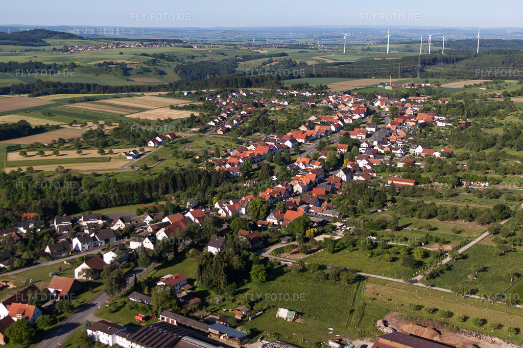 Luftbild: Dorfansicht im Ortsteil Langenthal in Trendelburg im Bundesland Hessen in Deutschland. – Foto: IMG_65645.jpg vom 25.05.2014 durch Werner Riehm/FLY-FOTO.de – Auflösung des Originals: 4752 x 3168 px