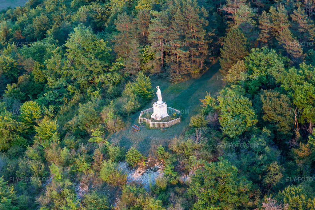 Aerial view: Statue of Mary in Poissons in the state Haute Marne, France. – Photo: IMG_134362.jpg taken on 09/03/2022 by Werner Riehm/FLY-FOTO.com – Resolution of the original: 5472 x 3648 px