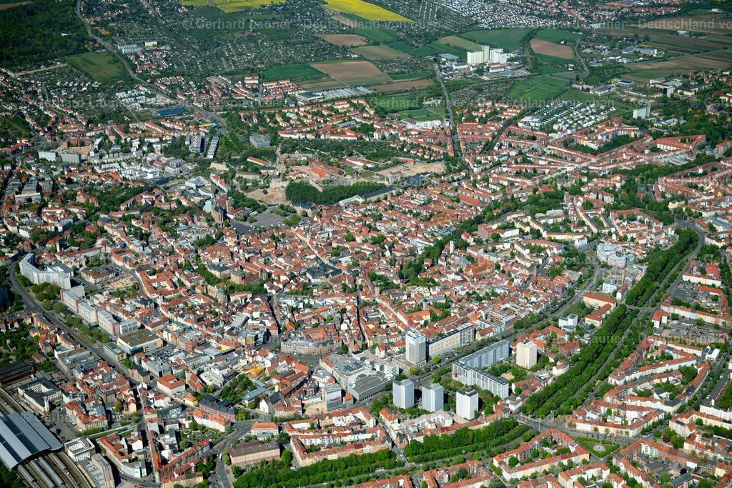 4026527 | ERFURT 07.05.2020 Stadtzentrum im Innenstadtbereich im Ortsteil Altstadt in Erfurt im Bundesland Thüringen, Deutschland. Weiterführende Informationen bei: Landeshauptstadt Erfurt. // The city center in the downtown area in the district Altstadt in Erfurt in the state Thuringia, Germany. Further information at: Landeshauptstadt Erfurt. Foto: Gerhard Launer
