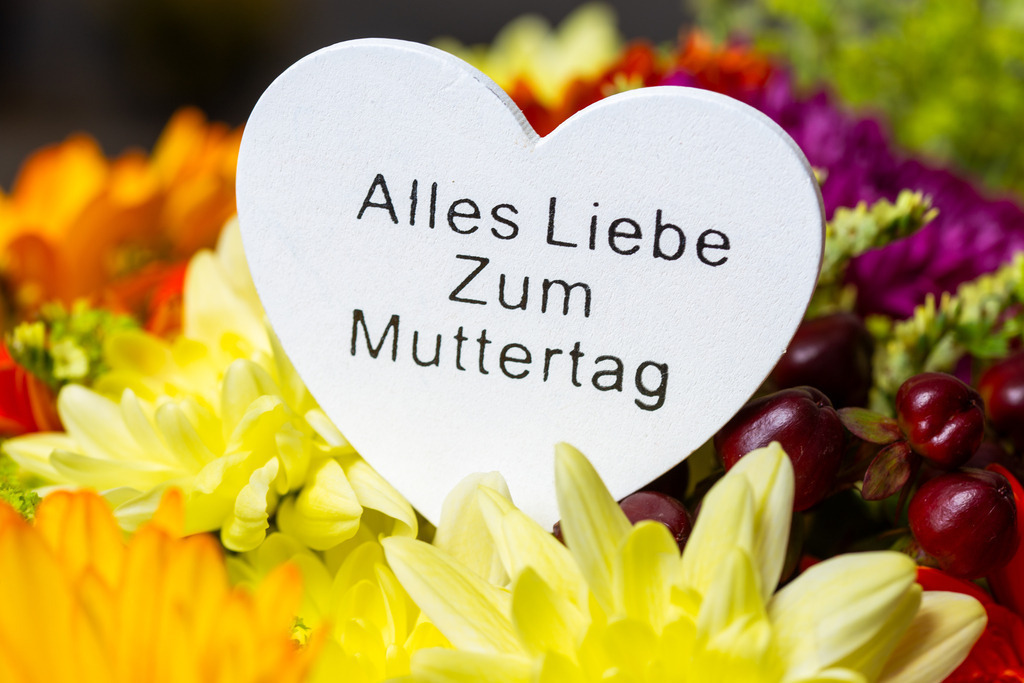 Muttertag 2025 - Alles Liebe zum Muttertag | Blumenstrauß mit weißem Steckherz mit der Aufschrift ALLES LIEBE ZUM MUTTERTAG - Realisiert mit Pictrs.com