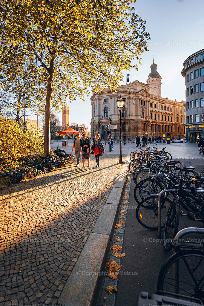 Lennéanlage/Schillerstraße | Die Schillerstraße an der Lene-Voigt-Anlage ist so ein typischer Leipziger Geheimtipp: charmante Altbauten, ruhige Citylage, direkt am Park und einem entspanntem Vibe. Perfekt für Content mit Fokus auf Urban Green, Lebensqualität &amp; Nachbarschaftsflair. - Realisiert mit Pictrs.com