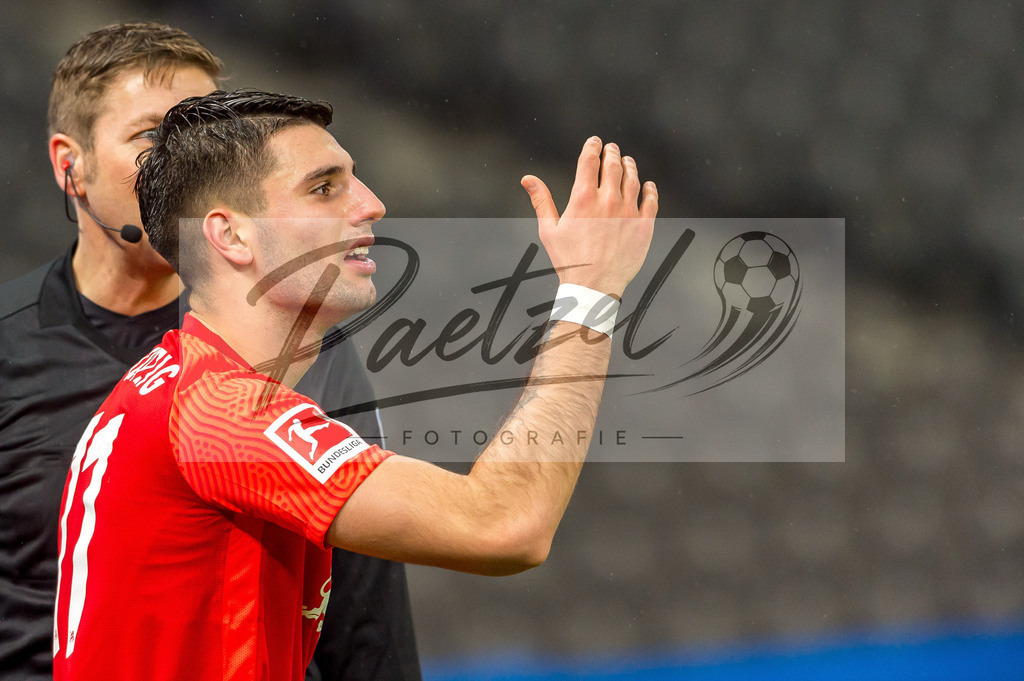 BSCRBL20220220_073 | Fussball, Herren: Dominik Szoboszlai (RB Leipzig) gestikuliert, Gestik bei dem Spiel der 1. Bundesliga zwischen Hertha BSC und RB Leipzig im Olypiastadion am 20.02.2022 in Berlin, Deutschland.DFB / DFL REGULATIONS PROHIBIT ANY USE OF PHOTOGRAPHS AS IMAGE SEQUENCES AND/OR QUASI-VIDEO. - Realisiert mit Pictrs.com