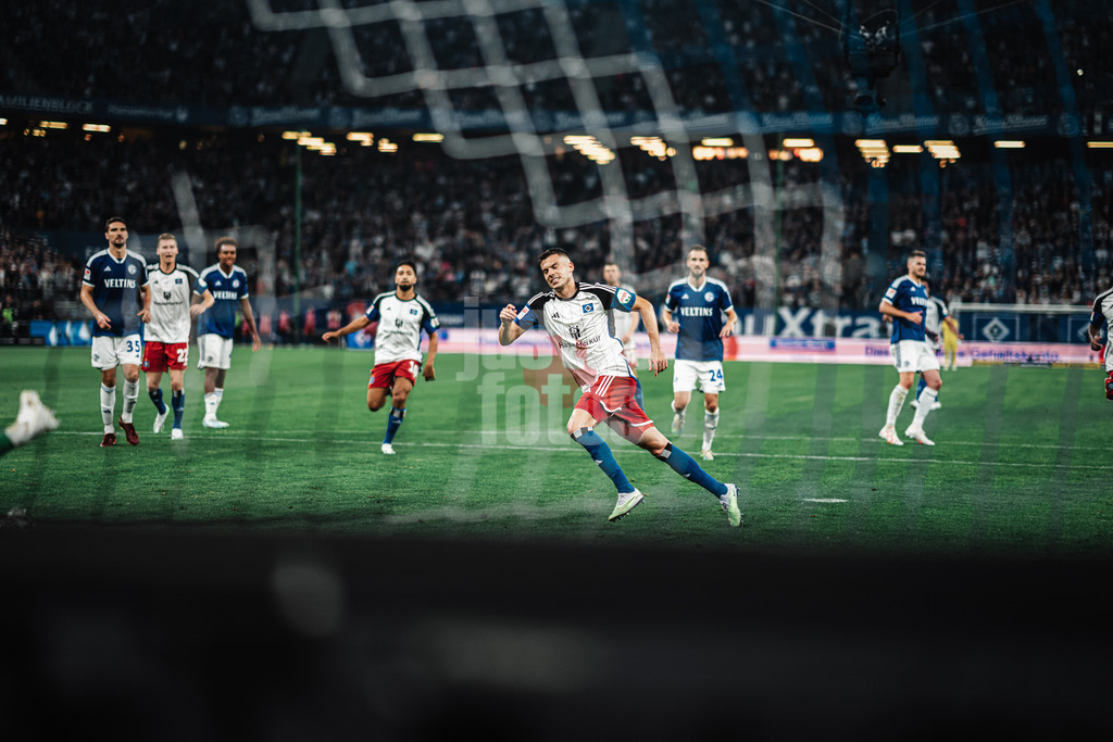 Fußball | Männer | Saison 2023/2024 | 2. Fußball-Bundesliga | 1. Spieltag | Hamburger SV vs. FC Schalke 04 | 28.07.2023 | Laszlo Benes (#8, HSV) verwandelt einen Elfmeter zum Tor