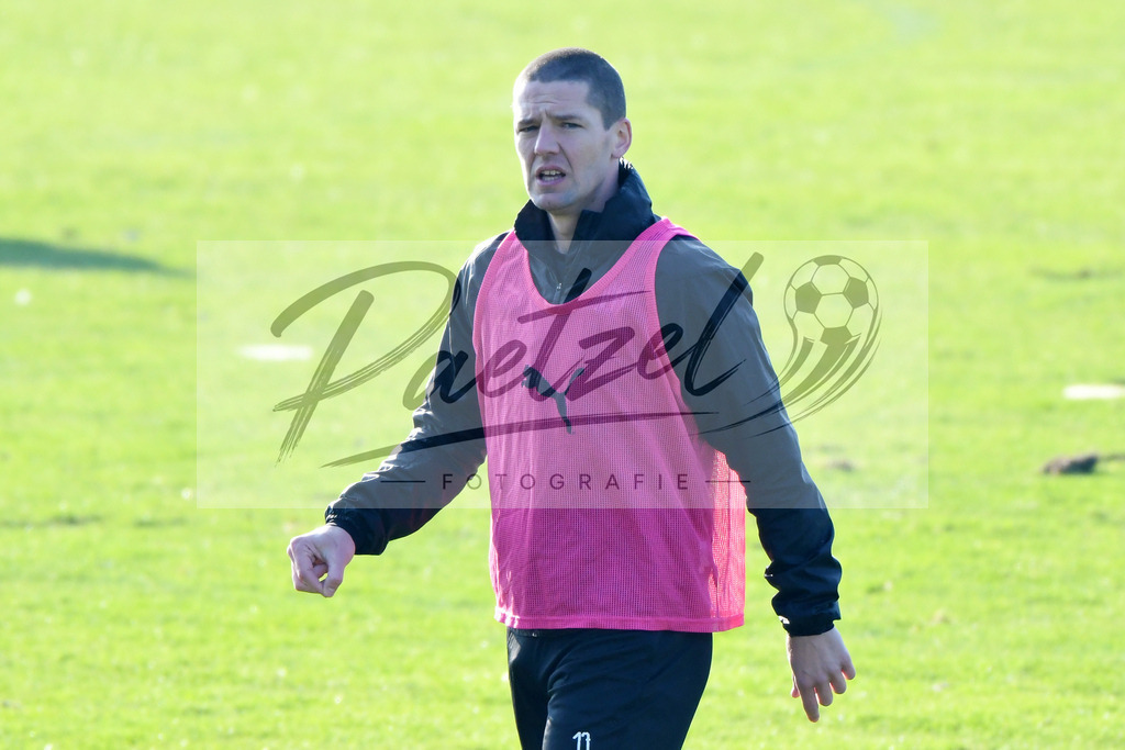 20200207_TRAOSN_0041 | Fußball, Herren: Adam Susac (VfL Osnabrueck) schaut waehrend der Trainingseinheit des VfL Osnabrueck im Sportpark Illoshoehe am 07.02.2020 in Osnabrueck, Deutschland. - Realisiert mit Pictrs.com