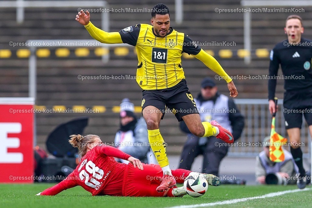 BVBII01032501041 | 2025.03.01, Fußball, 3.Liga, Borussia Dortmund II - Rot-Weiss Essen, Stadion Rote Erde, Saison 2024 2025: Almugera Kabar (BVBII #42) im Zweikampf gegen Tom Moustier (RWE #28)