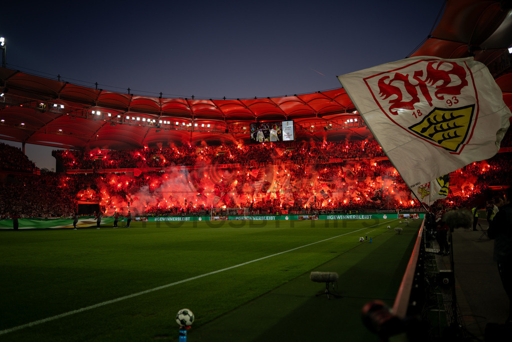 VfB Stuttgart vs. SC Freiburg, Fussball, DFB-Pokal, Halbfinale, 23.04.2026 | Fans des VfB Stuttgart mit Pyrotechnik im Fanblock,VfB Stuttgart vs. SC Freiburg, Fussball, DFB-Pokal, Halbfinale, 23.04.2026DFB regulations prohibit any use of photographs as image sequences and/or quasi-video