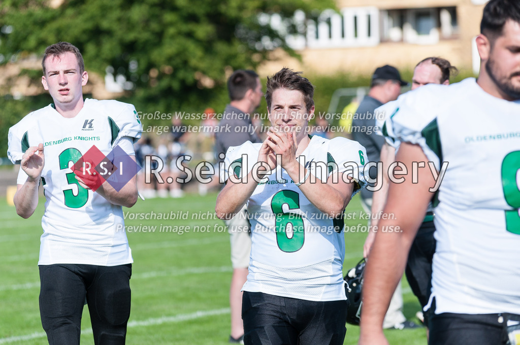 American Football, Saison 2022, Regionalliga Nord, Hamburg Blue Devils - Oldenburg Knights, Dr.-Hermann-Schnell-Sportplatz (Hamburg), 06.08.2022, 07. Gameweek | Niklas Ellebrecht (#3, Oldenburg), Nils Bünger (#6, Oldenburg, DE)
