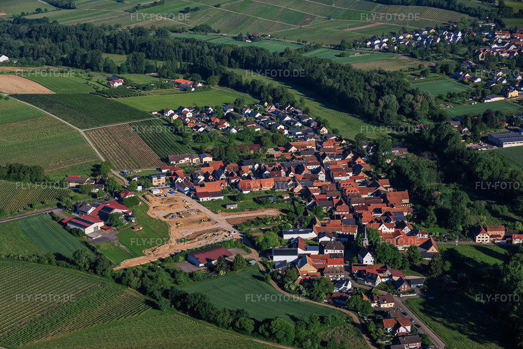Luftbild: Erschliessung des Neubaugebiet am Weingut Lindenhof im Ortsteil Klingen in Heuchelheim-Klingen im Bundesland Rheinland-Pfalz in Deutschland.Foto: IMG_156841.jpg vom 23.05.2026 durch Werner Riehm/FLY-FOTO.deAuflösung des Originals: 6000 x 4000 px