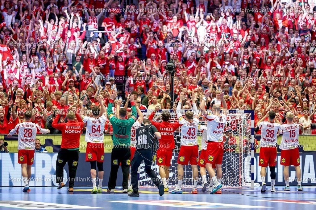 EHF18012602144 | 18.01.2026, Handball, Men's EHF EURO 2026, Dänemark - Rumänien, Jyske Bank Boxen in Herning, Dänemark, Preliminary Round: Abschlussjubel nach dem Sieg der Dänen gegen Rumänien.  Feature Rote Wand Zuschauer Besucher Fans Handballfans