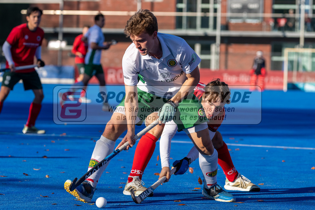 HK_20241103_108536 | 1. Bundesliga Herren Crefelder HTC - Hamburger Polo Club am 3.11.2024 CHTC Krefeld, Krefeld , Niklas Bosserhoff ( Hamburger Polo Club #20 ) , Reissinger Hans ( Crefelder HTC #21 )
