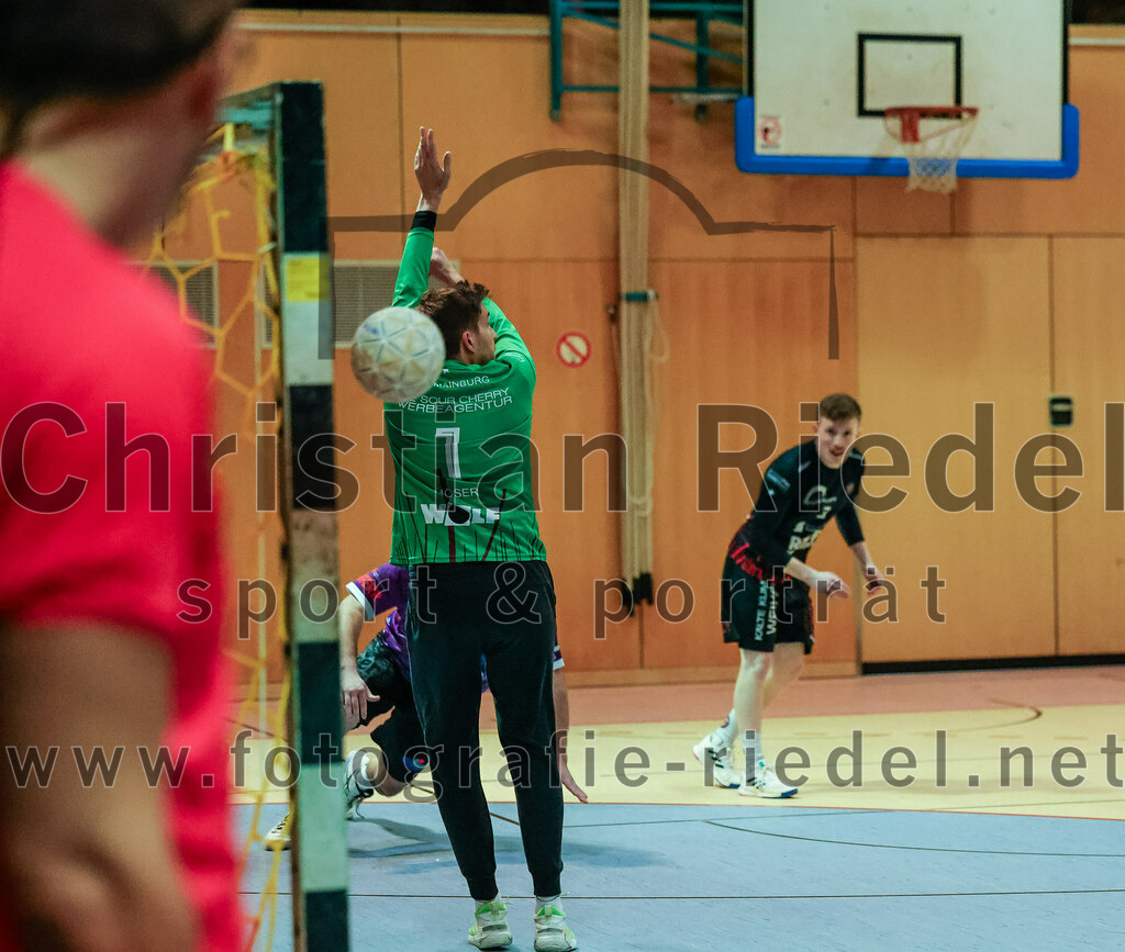 2023-11-26_010_SpVgg_Altenerding_gegen_TSV_1861_Mainburg | Erding, Deutschland, 26.11.2023:
Handball, Bezirksoberliga Männer 2023 / 2024, 9. Spieltag, SpVgg Altenerding gegen TSV 1861 Mainburg, Endergebnis: 34:20

Hannes Möser (TSV 1861 Mainburg, #1), Christian Loris (SpVgg Altenerding, #11)

Foto: Christian Riedel / fotografie-riedel.net