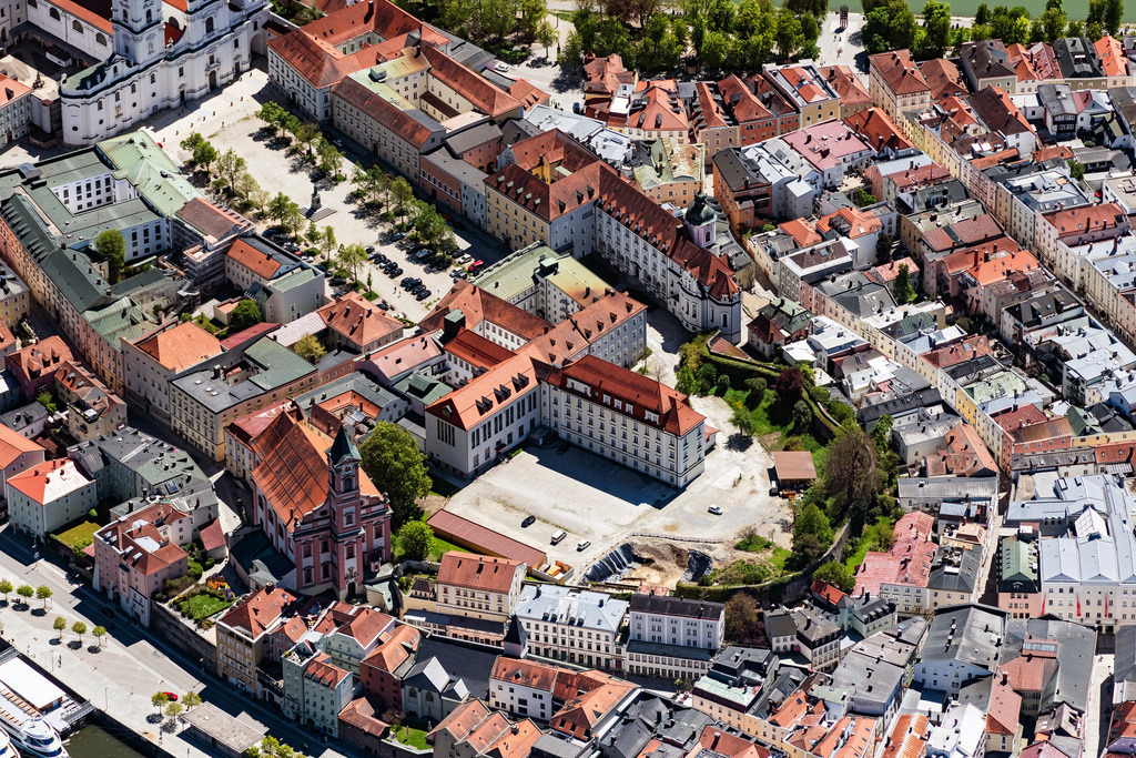 dr__0062372.jpg | PASSAU 09.05.2021 Kirchengebäude und Archiv des Bistum Passau im Altstadt- Zentrum der Innenstadt in Passau im Bundesland Bayern, Deutschland. // Church building in and Archiv of Bistum Passau Old Town- center of downtown in Passau in the state Bavaria, Germany. Foto: Daniel Reiter