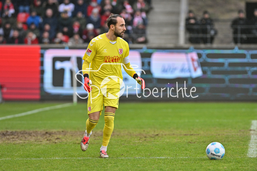 SSV Jahn Regensburg - 1. FC Köln | am BAll Felix GEBHARDT (SSV Jahn Regensburg 1) / Freisteller / Einzelfoto / 2. Bundesliga: SSV Jahn Regensburg - 1. FC Koen, Jahnstadion am 08.12.2024