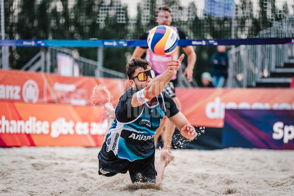 Beachvolleyball | Männer | German Beach Tour 2024 | Tourstop Bremen | 06.06.2024 | Nico Wegner springt zum Ball