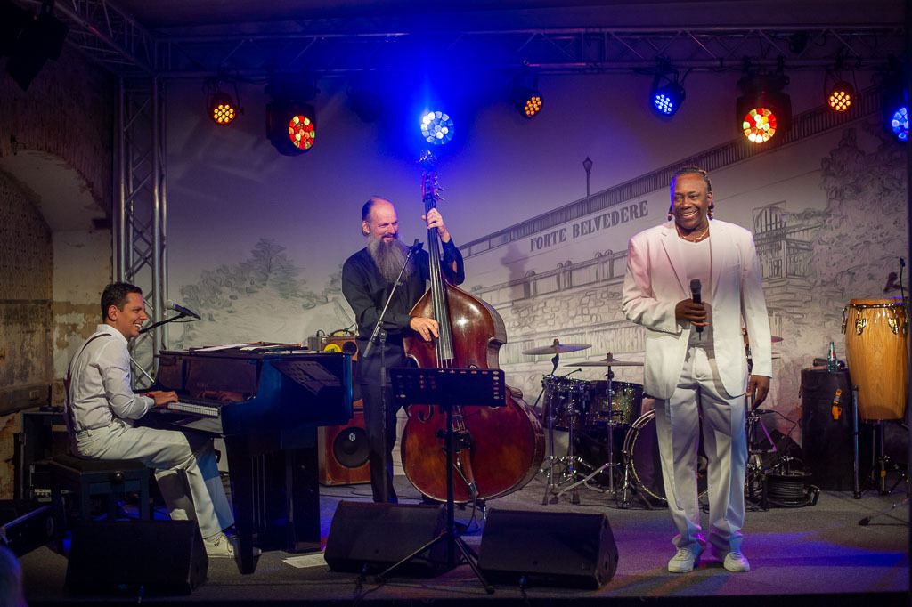 Summ Summ Salsa | Kinderkonzert Summ Summ Salsa mit Klazz Brothers & Cuba Percussion im Forte Belvedere Leisnig zum Festival Hallo Leisnig 2022. - Realisiert mit Pictrs.com