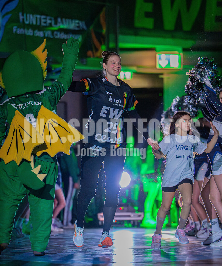 Handball I Frauen I Saison 2025-2026 I 1. HBF I 15. Spieltag I VFL Oldenburg - SV Union Halle-Neustadt 0014 | Madita Kohorst (25, VfL Oldenburg) - Realisiert mit Pictrs.com