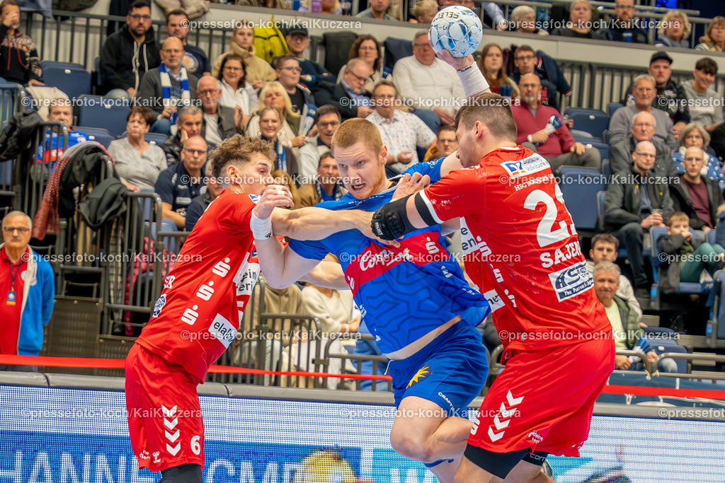 KKU01122401016 | 01.12.2024, xkkux, Handball, 2.BL, Bergischer HC - HSG Nordhorn-Lingen, Düsseldorf, PSD-Bank Dome, 2. Bundesliga, Saison 2024 2025: Johannes Wasielewski (BHC #77) behauptet sich