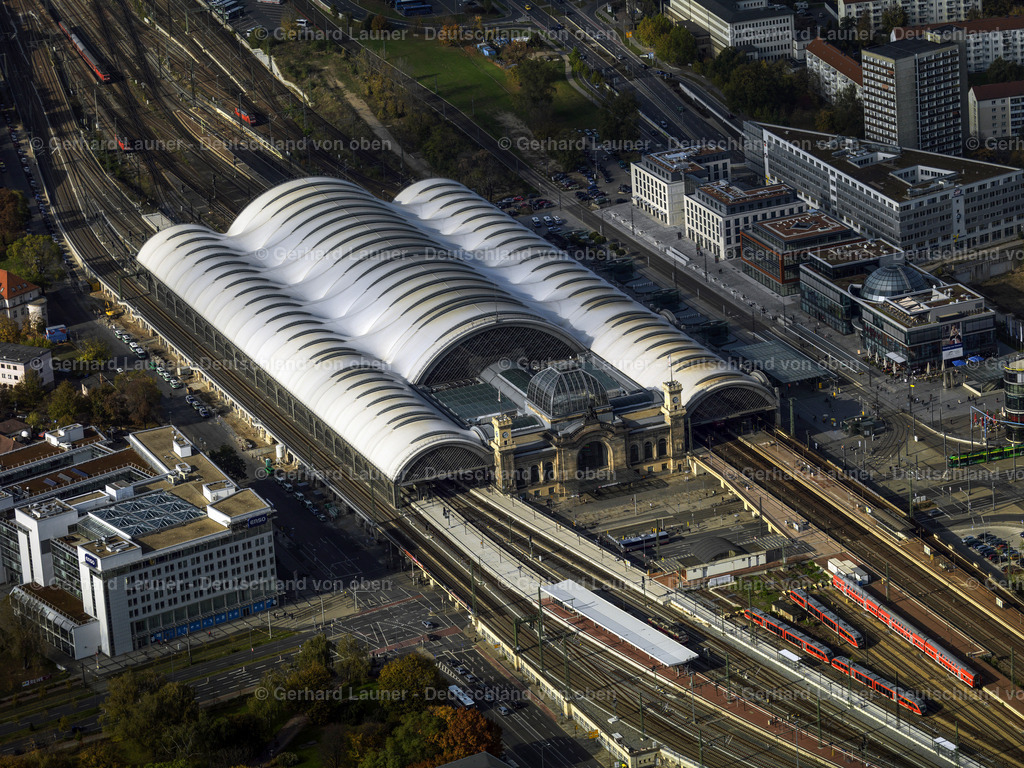 2888122 | DRESDEN 07.09.2021 Gleisverlauf und der Gebäude des Hauptbahnhofes Dresden der Deutschen Bahn in Dresden im Bundesland Sachsen, Deutschland. Weiterführende Informationen bei: DB Netz AG,  Deutsche Bahn AG,  Foster + Partners,  Heitkamp Construction GmbH,  Ingenieurbüro Brogsitter,  SSF Ingenieure AG. // Track progress and building of the main station of the railway in Dresden in the state Saxony, Germany. Further information at: DB Netz AG,  Deutsche Bahn AG,  Foster + Partners,  Heitkamp Construction GmbH,  Ingenieurbuero Brogsitter,  SSF Ingenieure AG. Foto: Gerhard Launer