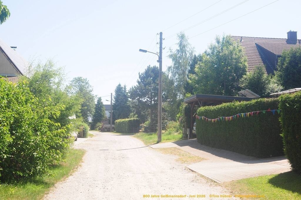 Geißmannsdorf-2026-Ortsbilder-240 | Geißmannsdorf bei Bischofswerda im Sommer 2026. Ein fotografischer Streifzug durch das Dorf Geißmannsdorf, mit Gebäuden, Straßen, Strohpuppen und geschmückten Vorgärten und Grundstücken anlässlich der 800-Jahr-Feier von Geißmannsdorf im Juni 2026 - Realisiert mit Pictrs.com