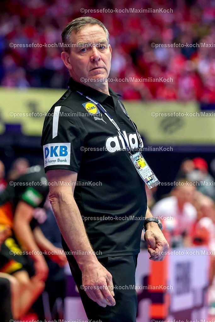 EHF26012603129 | 26.01.2026, Handball, Men's EHF EURO 2026, Deutschland - Dänemark, Jyske Bank Boxen in Herning, Dänemark, Main Round: Headcoach Alfred Gislason (Germany #hc) enttäuscht Enttäuschung gestikulierend am Spielfeldrand  