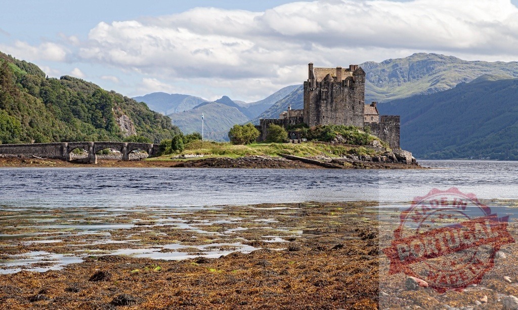 Eilean Donan Castle view from Loch Duich in Scottish Highlands | Eilean Donan Castle standing on an island in Loch Duich with the old stone bridge - Realisiert mit Pictrs.com