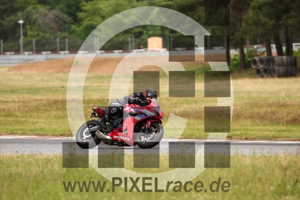 0019-20260615_10056 | Schöne Erinnerungen an spannende Momente - das festzuhalten ist unser Job. PIXELrace.de ist seit 2003 auf den Rennstrecken Europas unterwegs um die Action draußen beim Fahren und die wunderbare Stimmung imm Fahrerlager für euch einzufangen.