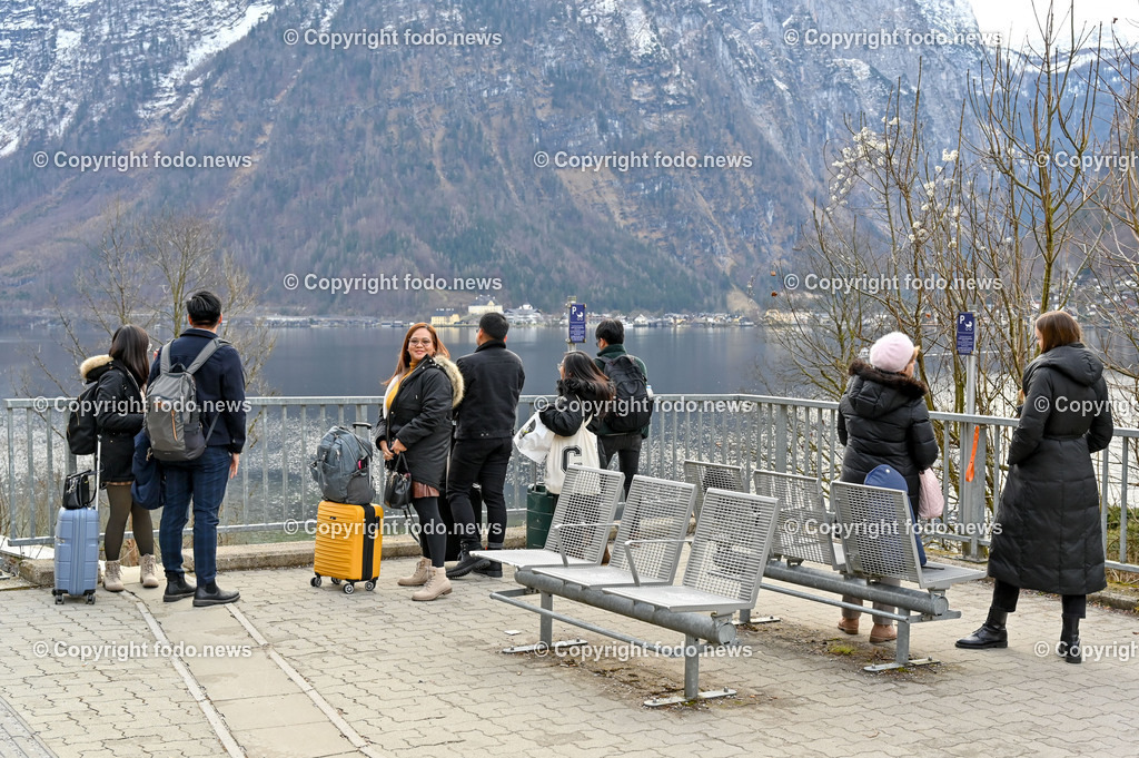 Hallstatt_ 13.01.2023-31 | 13.01.2023, Hallstatt, AUT, Hallstatt, im Bild Bahnhof, Bahnhofsgebaeude, Bahnsteig, Zug, OeBB, Touristen, Reisende