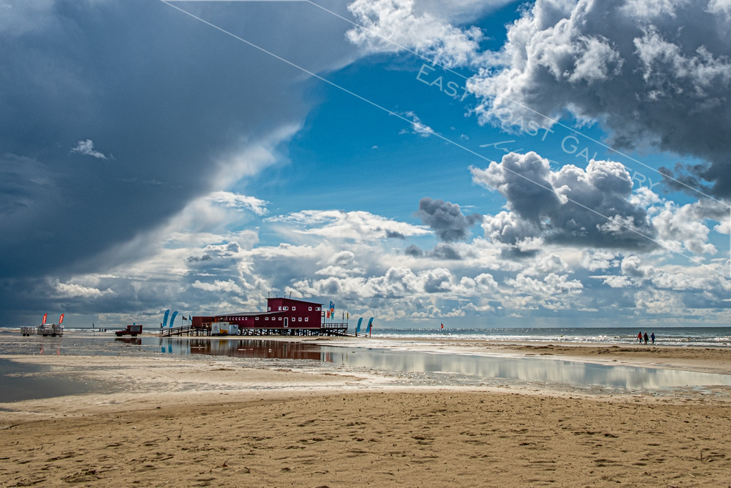 Weiter Strand die Zweite | Es war tatsächlich 
bei meinem ersten SPO Besuch  
als ich diese Foto schoss.   

Es Ist ja eigentlich ‚nur‘ Sand und Wasser.
 Quasi wie auf jeder besseren Baustelle   

Wer aber einmal da am Strand von SPO gestanden hat,  
weiß was ich meine mit ‚Weite‘.  
Dazu kommen die immer und immer wieder 
spektakulären Himmel.   - Realisiert mit Pictrs.com
