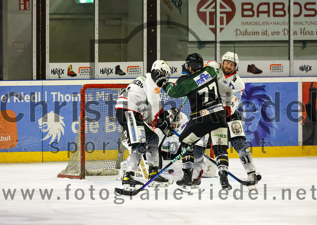 2022-11-04_110_Eishockey_TSV_Erding_gegen_TSV_Peissenberg | Erding, Deutschland, 04.11.2022:
Eishockey, Bayernliga 2022 / 2023, 10. Spieltag, TSV Erding gegen TSV Peißenberg, Endergebnis: 4:3

Torwart Korbinian Sertl (TSV Peissenberg, #31), Philipp Michl (Erding Gladiators, #77), Dominik Ebentheuer (TSV Peissenberg, #91)

Foto: Christian Riedel / fotografie-riedel.net