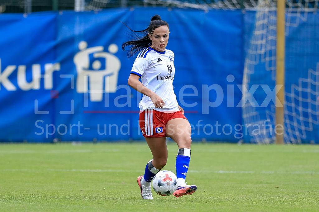 Fussball, Testspiel Frauen, Hamburger SV - Odense BK | Nigar Mirzaliyeva (Hamburger SV, HSV, 4) am Ball, Freisteller, Einzelbild, Ganzkörper, Aktion, Action, Spielszene