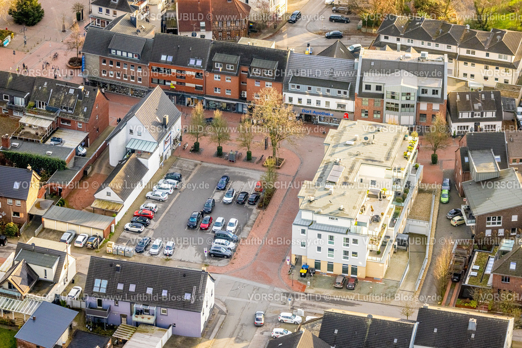 Bottrop251204136Kirchhellen | Luftbild, City Parkplatz Schulstraße zwischen Hauptstraße und Kirchstraße, Kirchhellener Arkaden mit Wohnungen und Ladenflächen, Balkone in Terrassenform, Ruheplatz mit Bäumen, Kirchhellen, Bottrop, Ruhrgebiet, Nordrhein-Westfalen, Deutschland