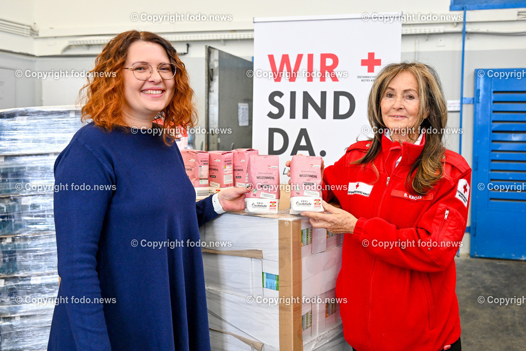 Pressekonferenz Land Ooe und Rotes Kreuz_ 15.12.2023-8 | 15.12.2023, Linz, Logistikzentrum Rotes Kreuz, AUT, Pressekonferenz Land Ooe und Rotes Kreuz, Praesentation Hilfspaket, Sozialmaerkte unterstuetzen, im Bild Petra Pongratz (Geschaeftsfuehrerin dieziwi/Unabhaengiges Landesfreiwilligenzentrum) und Bozena Kroiss (Sozialmarkt Rotes Kreuz Leonding)