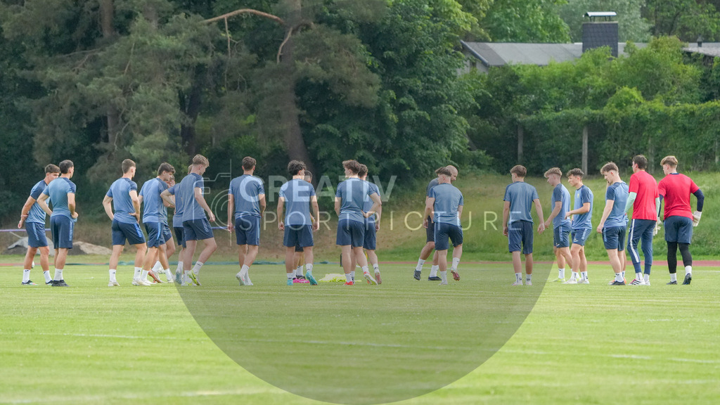 Fußball, Herren, Saison 2025/2026, Regionalliga Nordost, Trainingsauftakt des FSV 63 Luckenwalde am 18.06.2025 im Werner-Seelenbinder-Stadion, | Fußball, Herren, Saison 2025/2026, Regionalliga Nordost, Trainingsauftakt des FSV 63 Luckenwalde am 18.06.2025 im Werner-Seelenbinder-Stadion, Im Bild: Die gesamte Mannschaft des FSV 63 Luckenwalde bei der ersten Trainingseinheit - Realisiert mit Pictrs.com