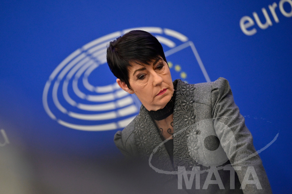 _DWI0096 | Politikerin Christine Anderson bei einer Pressekonferenz zum Thema ' Alarmierende Statistiken zu den Folgen des COVID-Lockdowns' im Europäischen Parlament. Straßburg, 18.01.2023 - Realisiert mit Pictrs.com