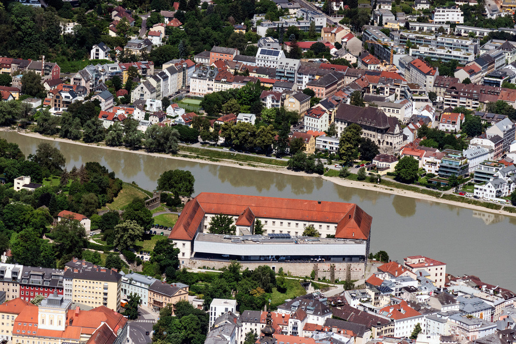 dr__0092214.jpg | LINZ 14.06.2022 Museum- und Ausstellungs- Gebäude- Ensemble " Stadtmuseum " an der Straße Schlossberg in Linz in Oberösterreich, Österreich. 