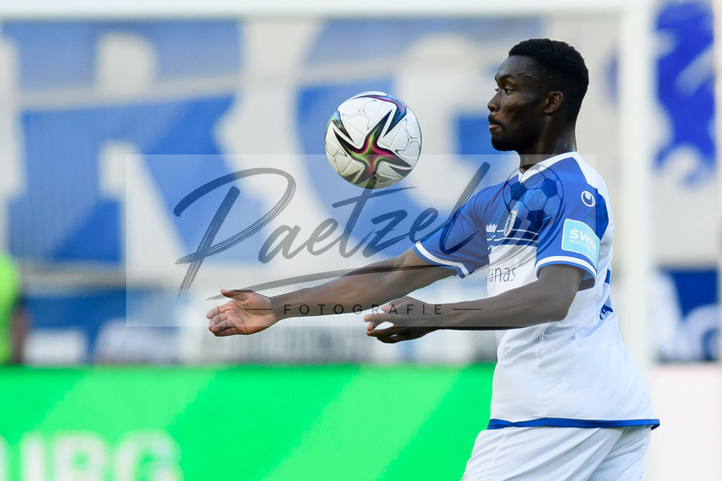 FCMFCK20210904_163 | Fussball, Herren: Sirlord Conteh (1. FC Magdeburg) in Aktion, am Ball, Einzelaktion beim Spiel der 3. Liga zwischen 1. FC Magdeburg und 1. FC Kaiserslautern in der MDCC-Arena am 04.09.2021 in Magdeburg, Deutschland.DFB / DFL REGULATIONS PROHIBIT ANY USE OF PHOTOGRAPHS AS IMAGE SEQUENCES AND/OR QUASI-VIDEO. - Realisiert mit Pictrs.com