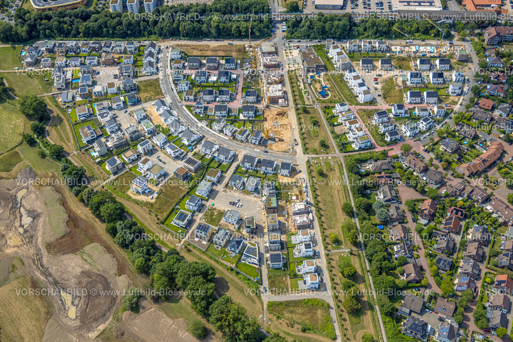 Duisburg250705843Sued | Luftbild, Duisburg-Süd, Wohngebiet Angerbogen, Am Alten Angerbach, halbkreisförmige Neubau-Wohnsiedlung, Gewerbegebiet Xella International GmbH und Edeka E-Center Angerbogen, überdachter Bahnhof Angerbogen, hinten der Rahmer See, Huckingen, Duisburg, Ruhrgebiet, Nordrhein-Westfalen, Deutschland