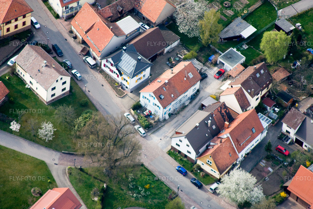 Luftbild: Lange Straße im Ortsteil Schluttenbach in Ettlingen im Bundesland Baden-Württemberg in Deutschland. Foto: IMG_17749.jpg vom 12.04.2009 durch Werner Riehm/FLY-FOTO.de