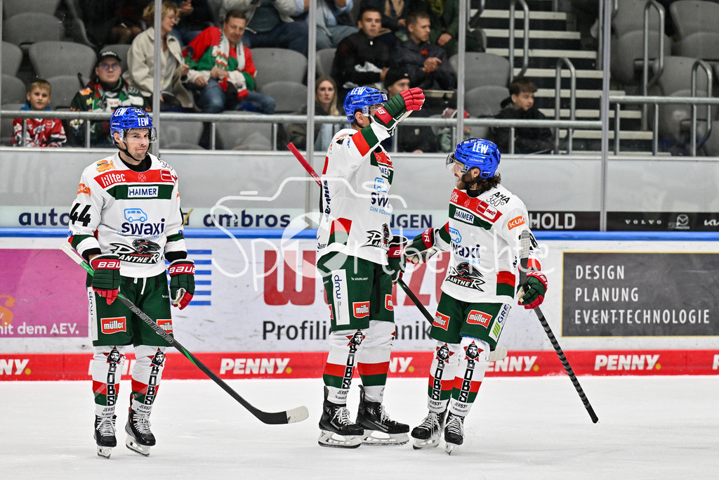 Augsburger Panther - EC VSV | Jubel der Panther nach dem Treffer zum 3-4 durch Alexander OBLINGER (Augsburger Panther #50) / Freude / happy / Tor / Torschuetze