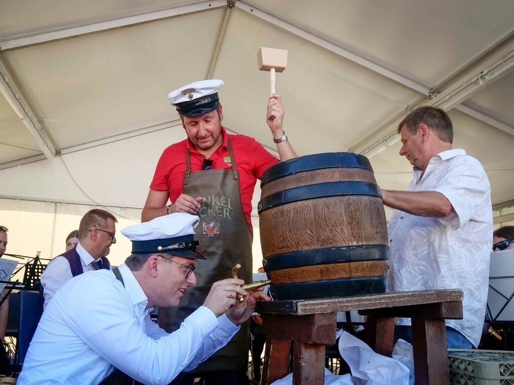 Strassenfest | Gerlingen - Straßenfest  Fassanstich mit BM Dirk Oestringer und der Stadtkapelle. Außerdem werden die Läufer des Stafettenlaufs eintreffen anlässlich 60 Jahre Städtepartnerschaft mit Vesoul. Auch im Bild beim Fassanstich bürgermeister von der Partnerstadt Vasoul , Alain Chrétien - Realisiert mit Pictrs.com